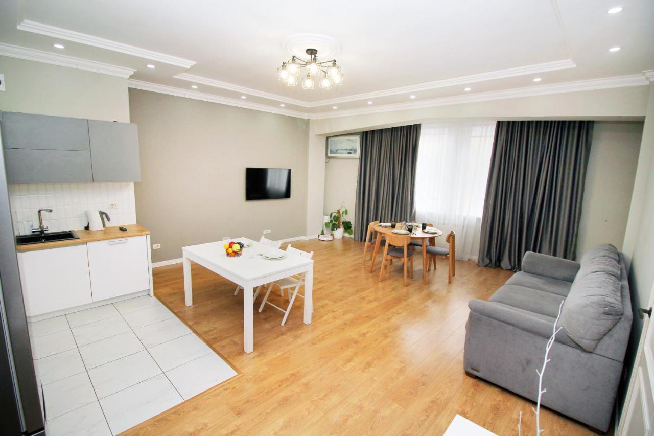 Perfect Spacious Apartment 356 Almaty Exterior foto